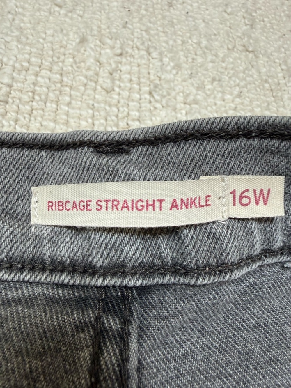 $98 Levi’s Ribcage Straight Leg Ankle Jeans Grey Size 16W - Picture 7 of 13